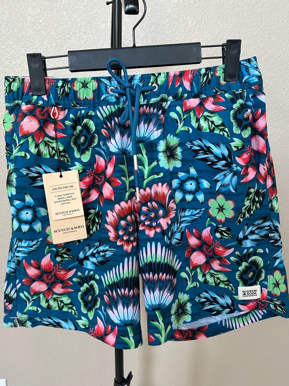 Scotch & Soda Men's Full Bloom Lined
Swim Trunks Drawstring Waist NWT•Sz. SMALL